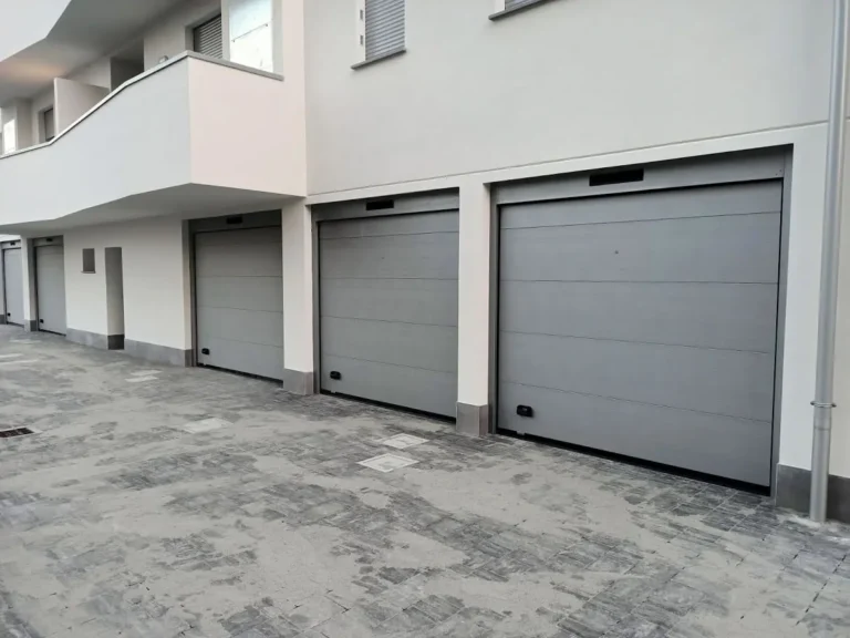 Porta per garage a scorrimento standard a Modena